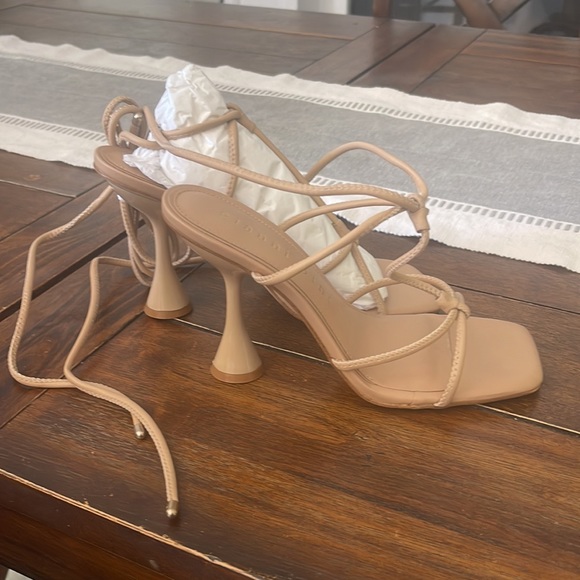 NWT Women’s nude size 7 Gianni Bini heels - Picture 3 of 5